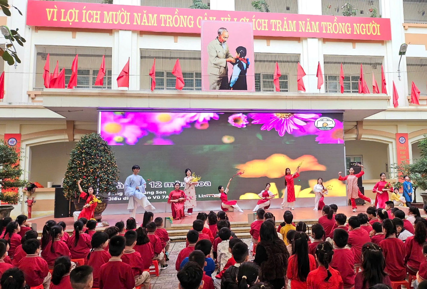 A group of people on a stage

AI-generated content may be incorrect.