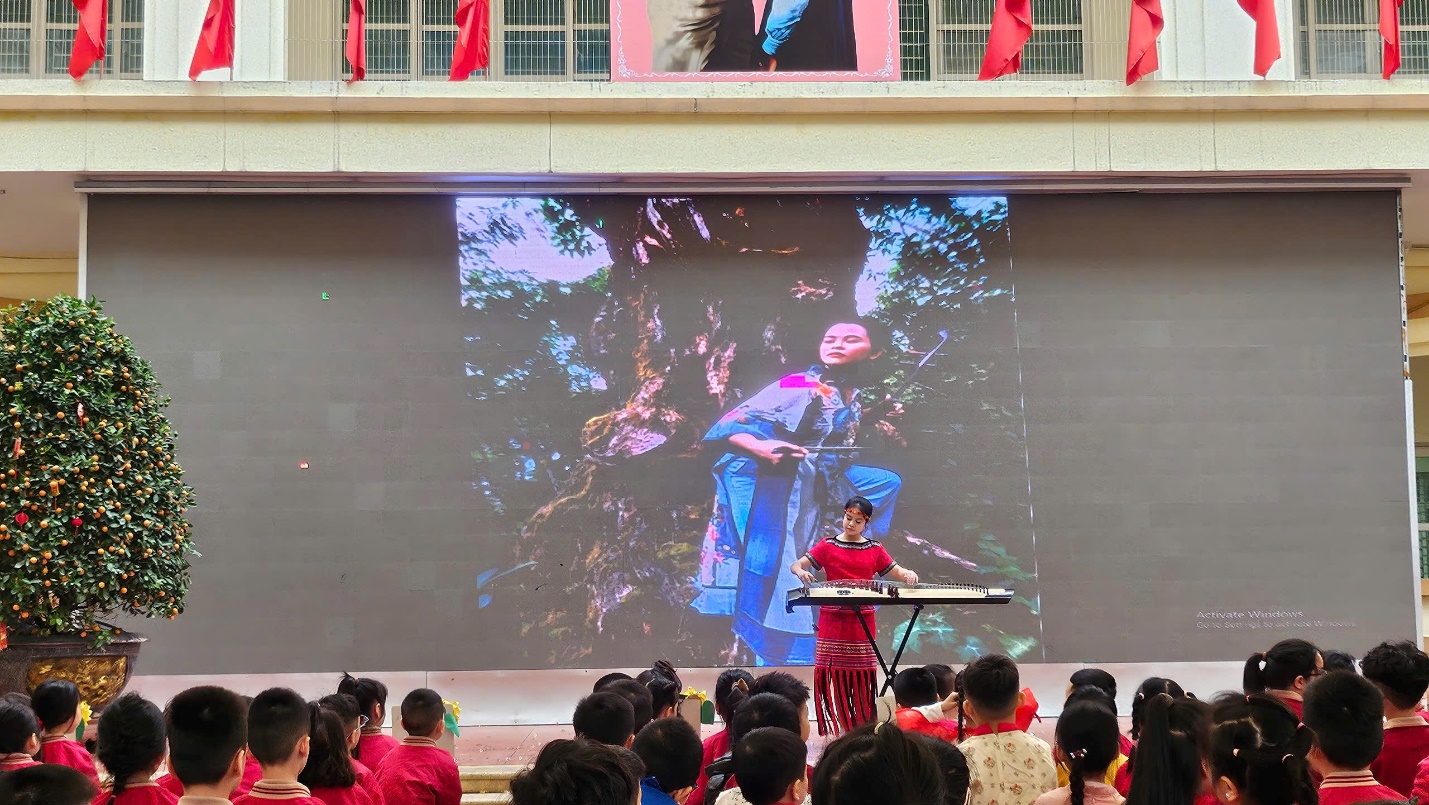 A group of people watching a performance

AI-generated content may be incorrect.