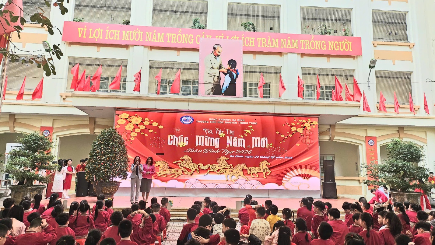 A group of people in front of a stage

AI-generated content may be incorrect.