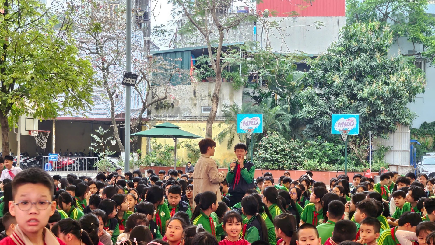 A group of people in a crowd

AI-generated content may be incorrect.