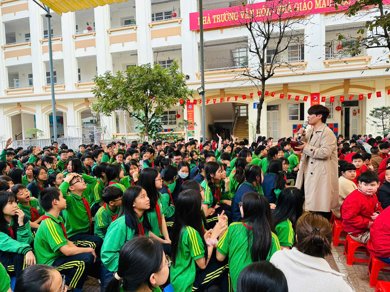 A group of people sitting in a circle

AI-generated content may be incorrect.