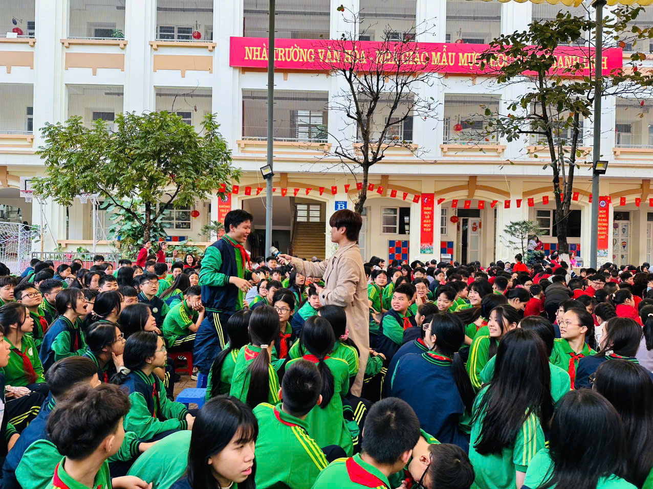 A group of people in a large crowd

AI-generated content may be incorrect.