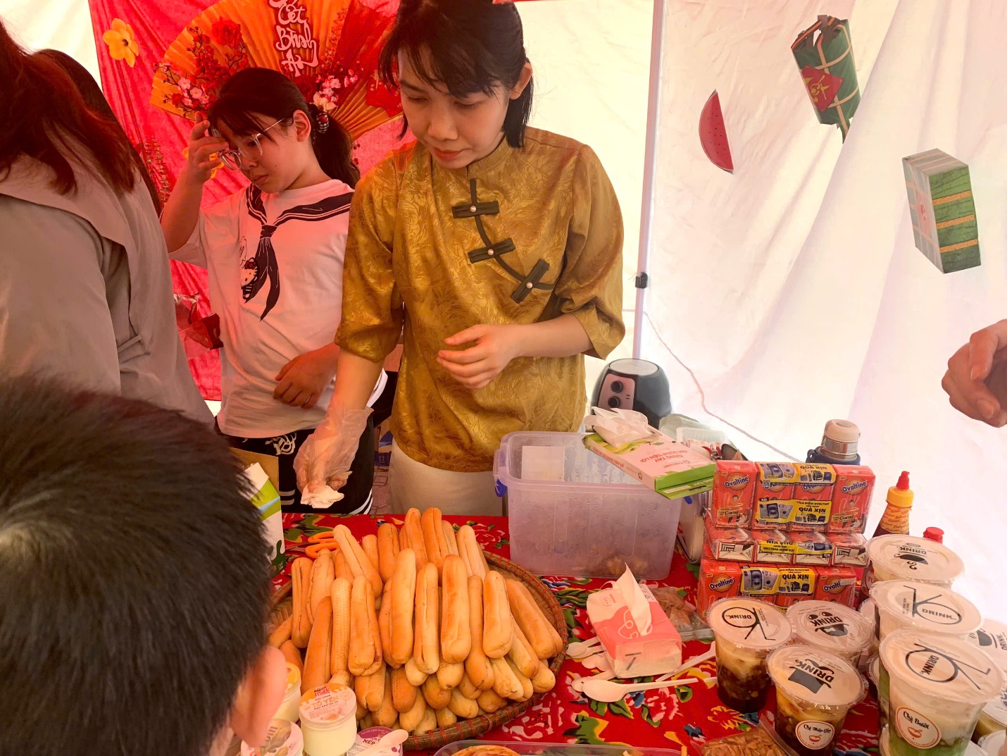 A group of people standing around a table with food

AI-generated content may be incorrect.