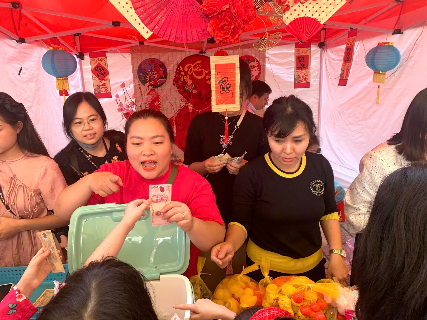 A group of people in a tent

AI-generated content may be incorrect.