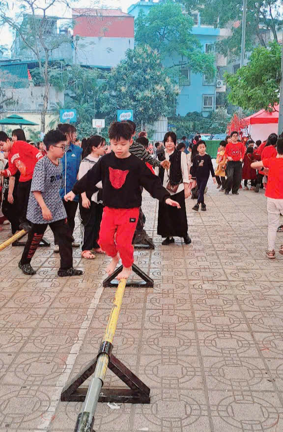 A group of children playing with a yellow object

AI-generated content may be incorrect.