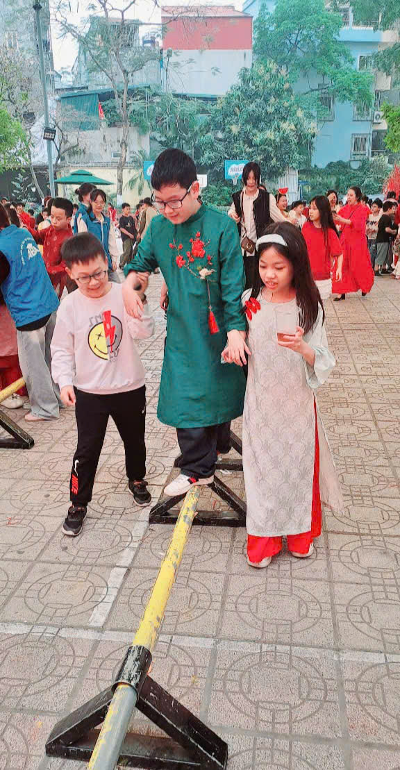 A person walking on a small object with a group of people

AI-generated content may be incorrect.