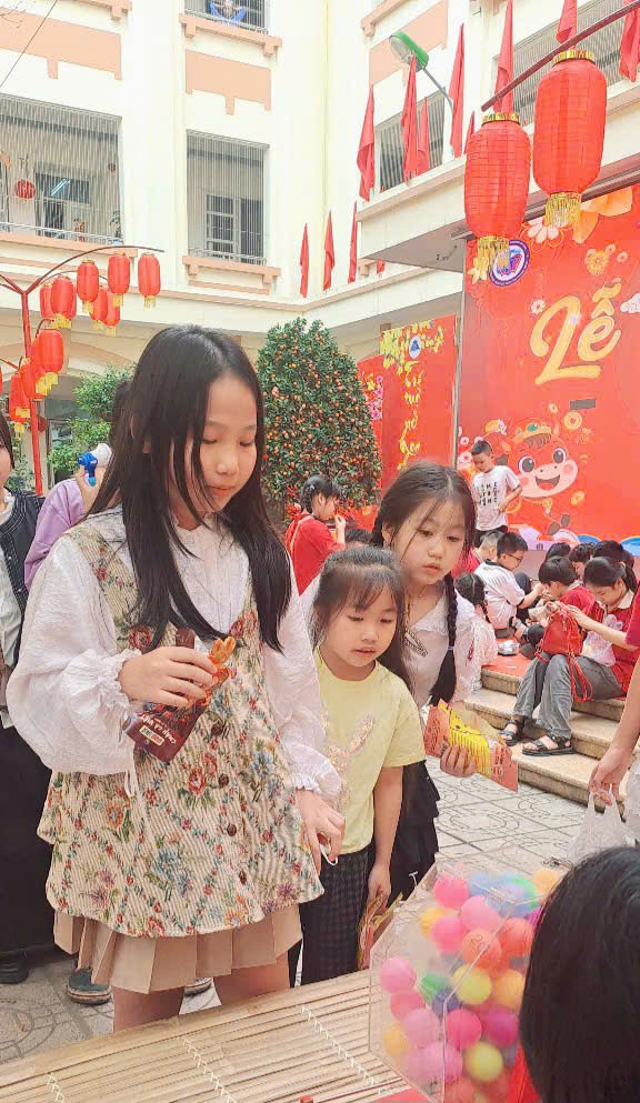 A group of children standing in a courtyard

AI-generated content may be incorrect.