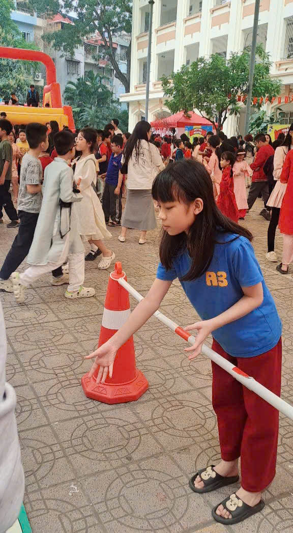 A child leaning on a barrier

AI-generated content may be incorrect.