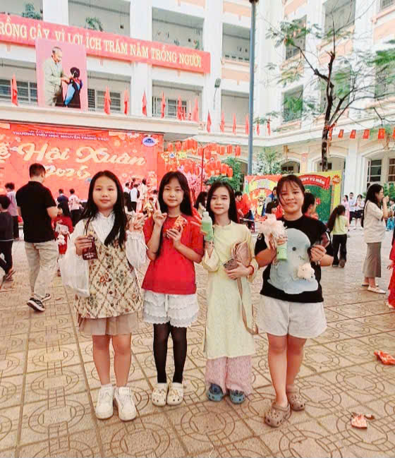 A group of girls posing for a photo

AI-generated content may be incorrect.