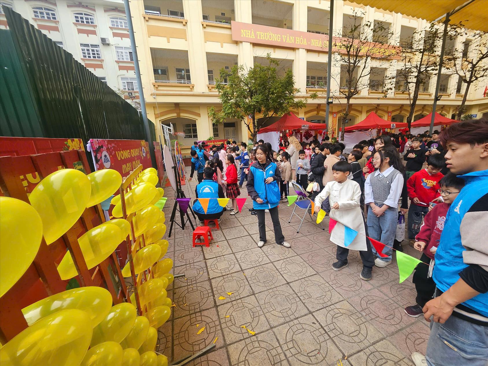 A group of people outside

AI-generated content may be incorrect.