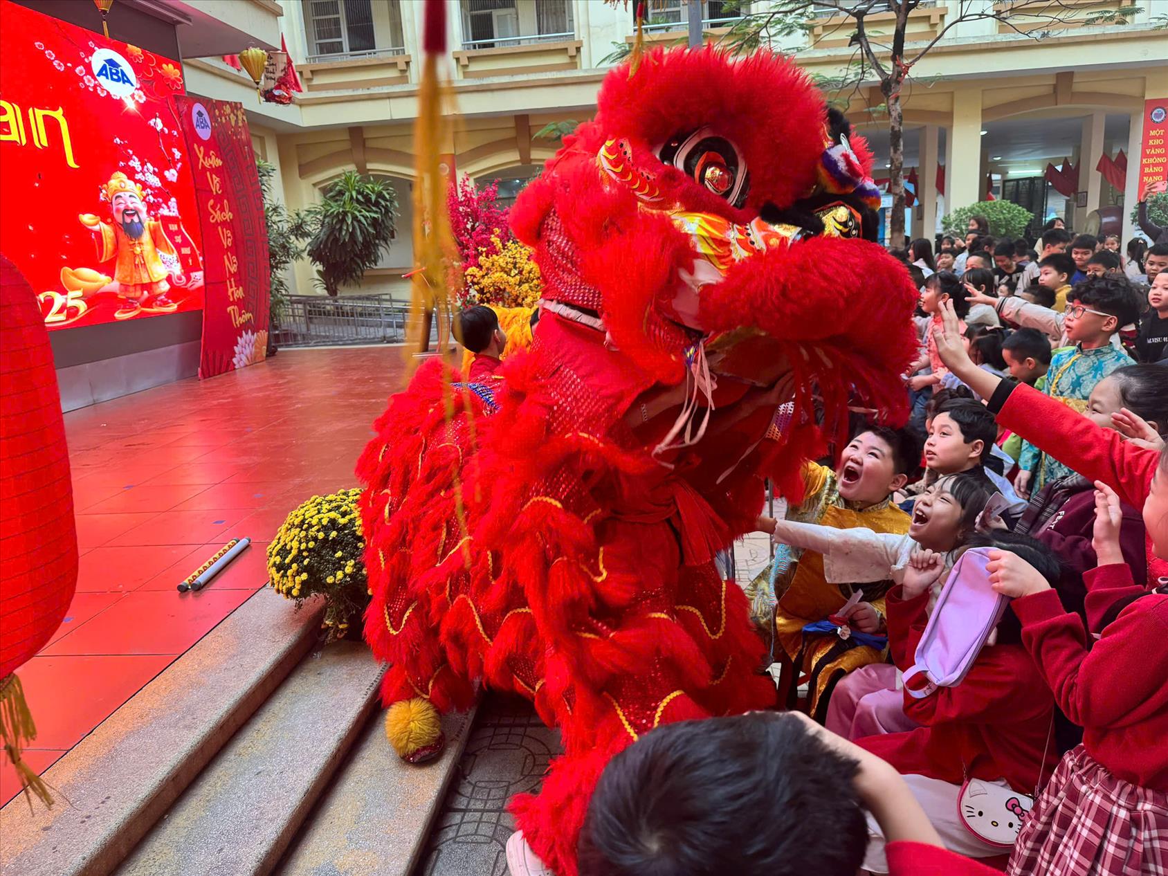 A group of people watching a lion dance

AI-generated content may be incorrect.