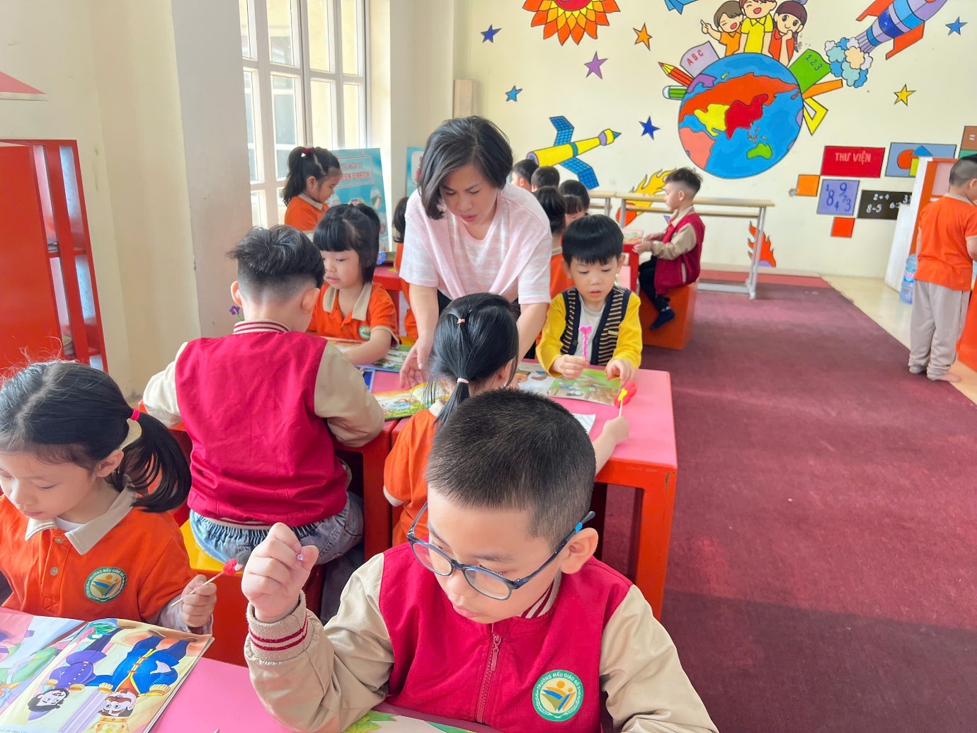 A group of children in a classroom

AI-generated content may be incorrect.