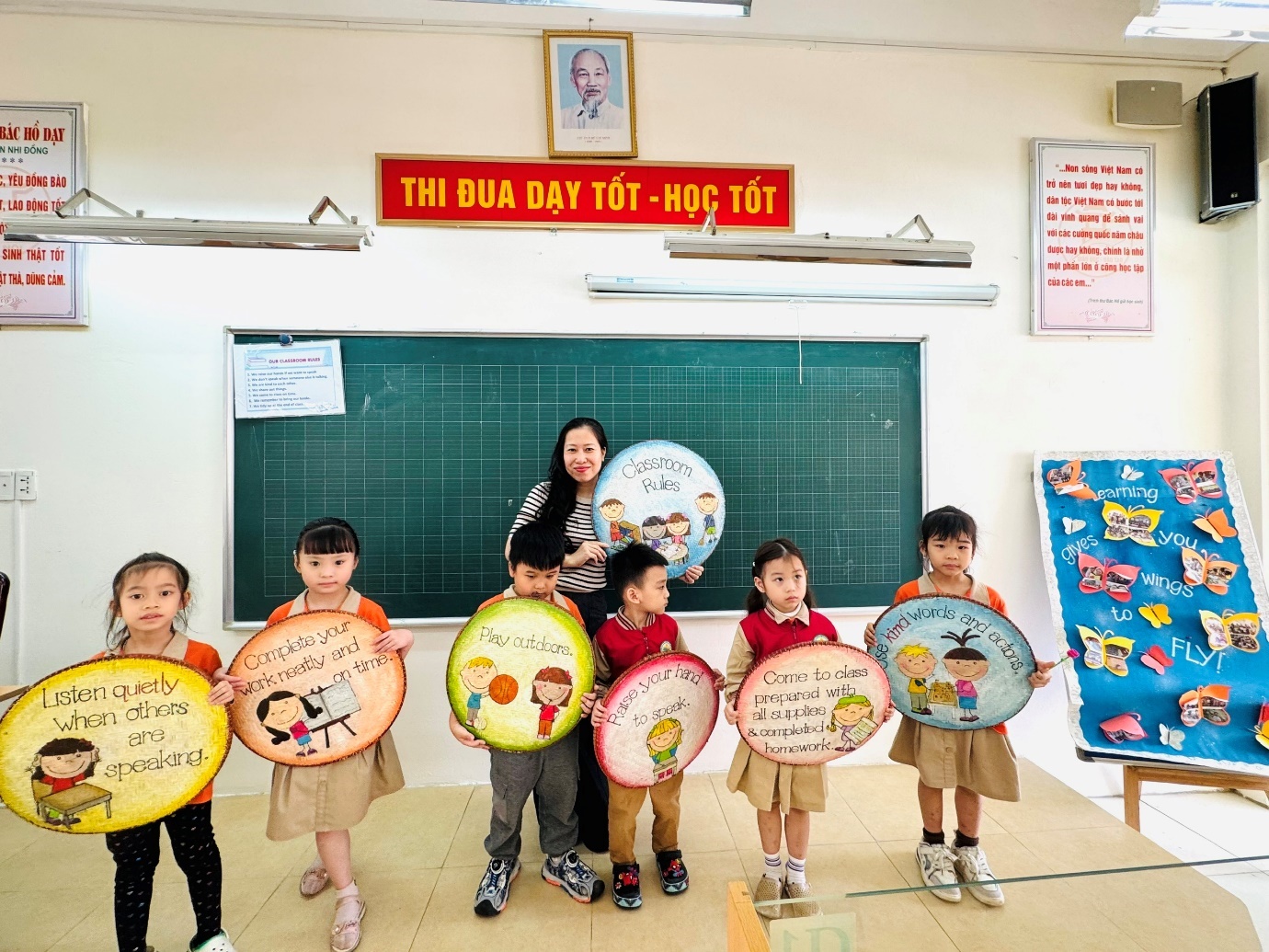 A group of children holding plates in a classroom

AI-generated content may be incorrect.