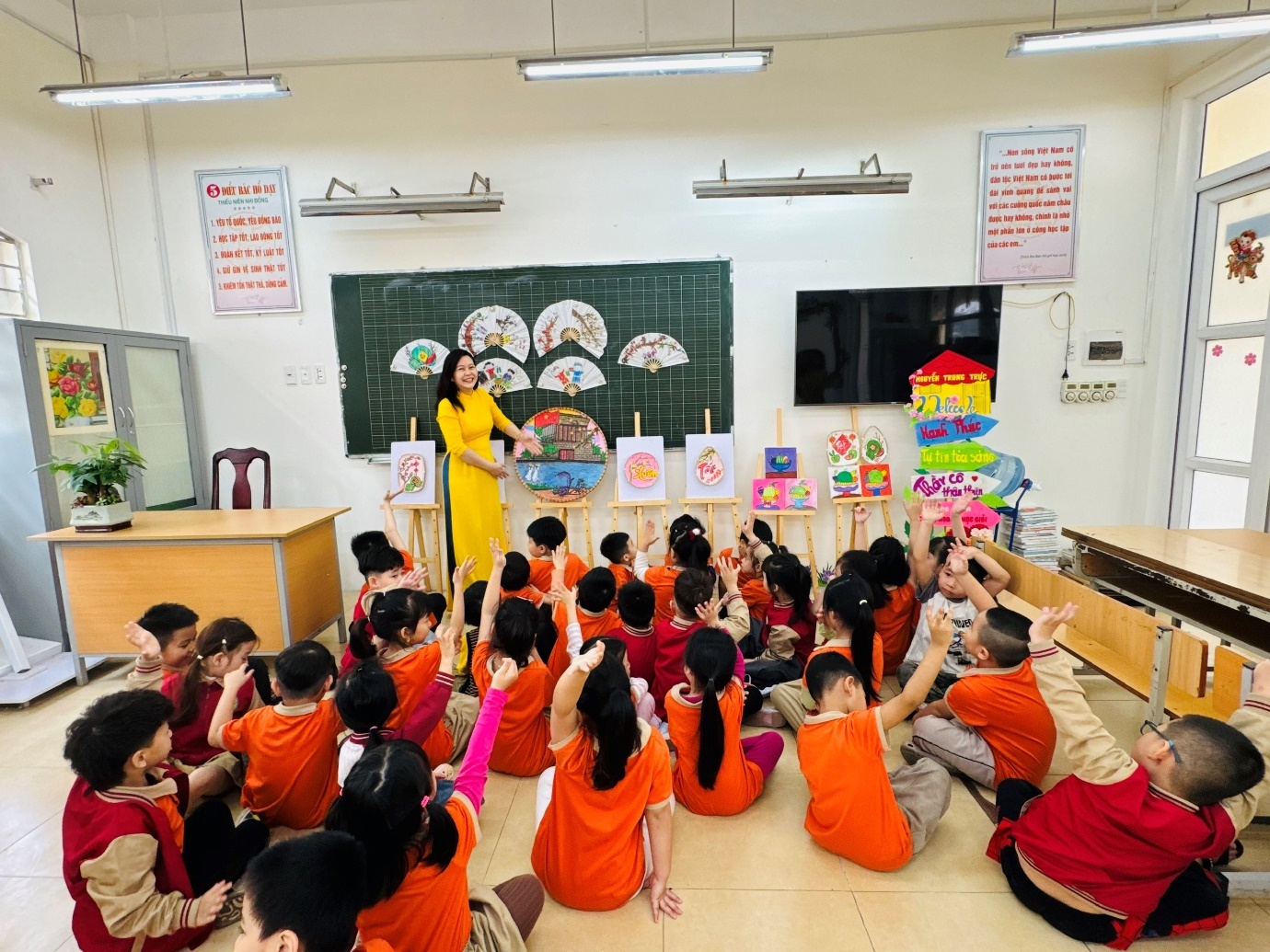 A group of children sitting on the floor in a classroom

AI-generated content may be incorrect.