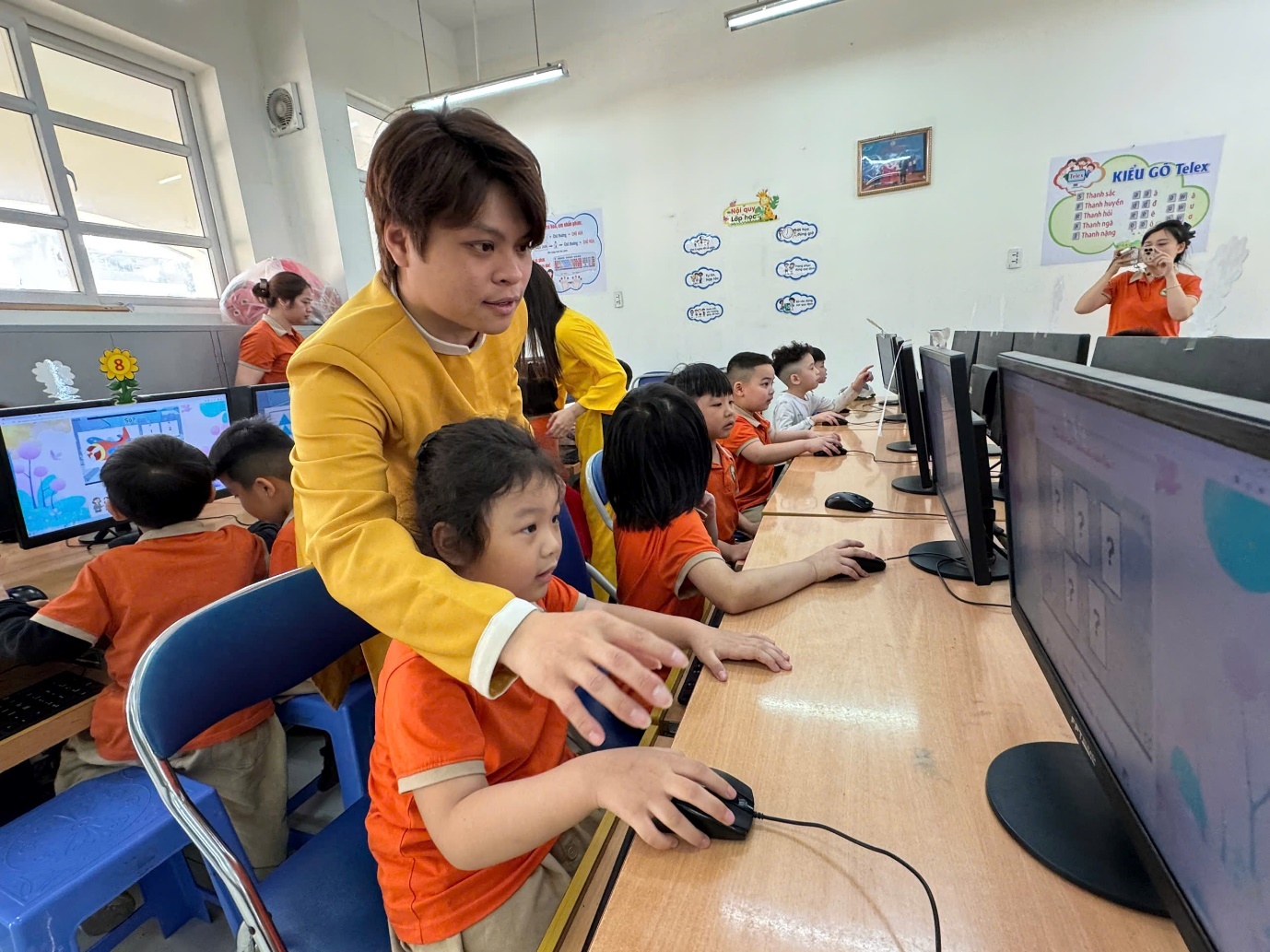 A group of children in a classroom

AI-generated content may be incorrect.