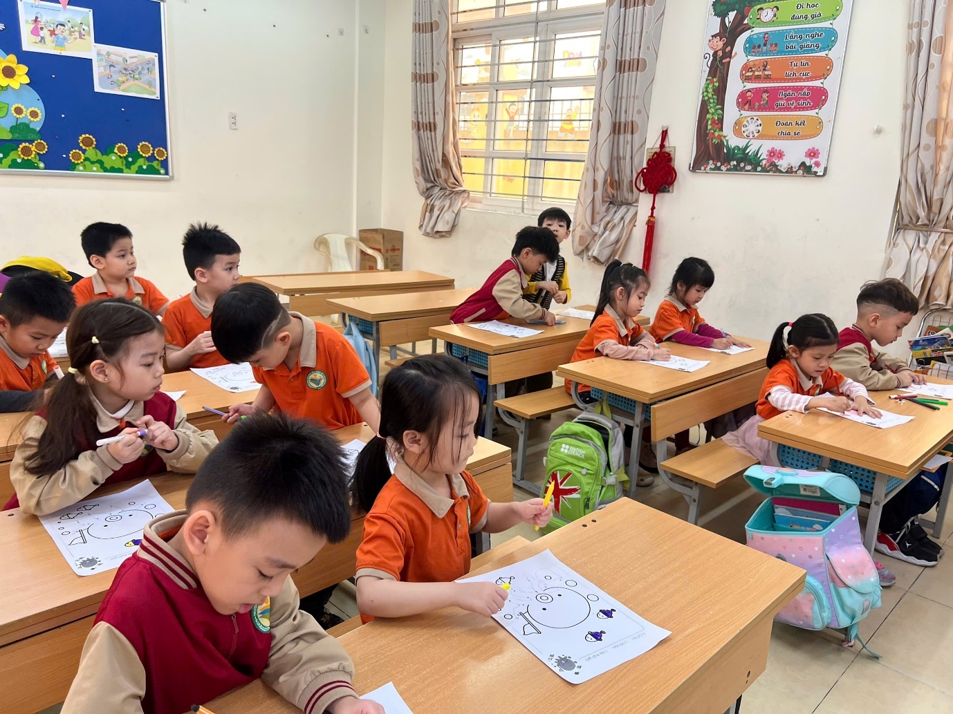 A group of children in a classroom

AI-generated content may be incorrect.