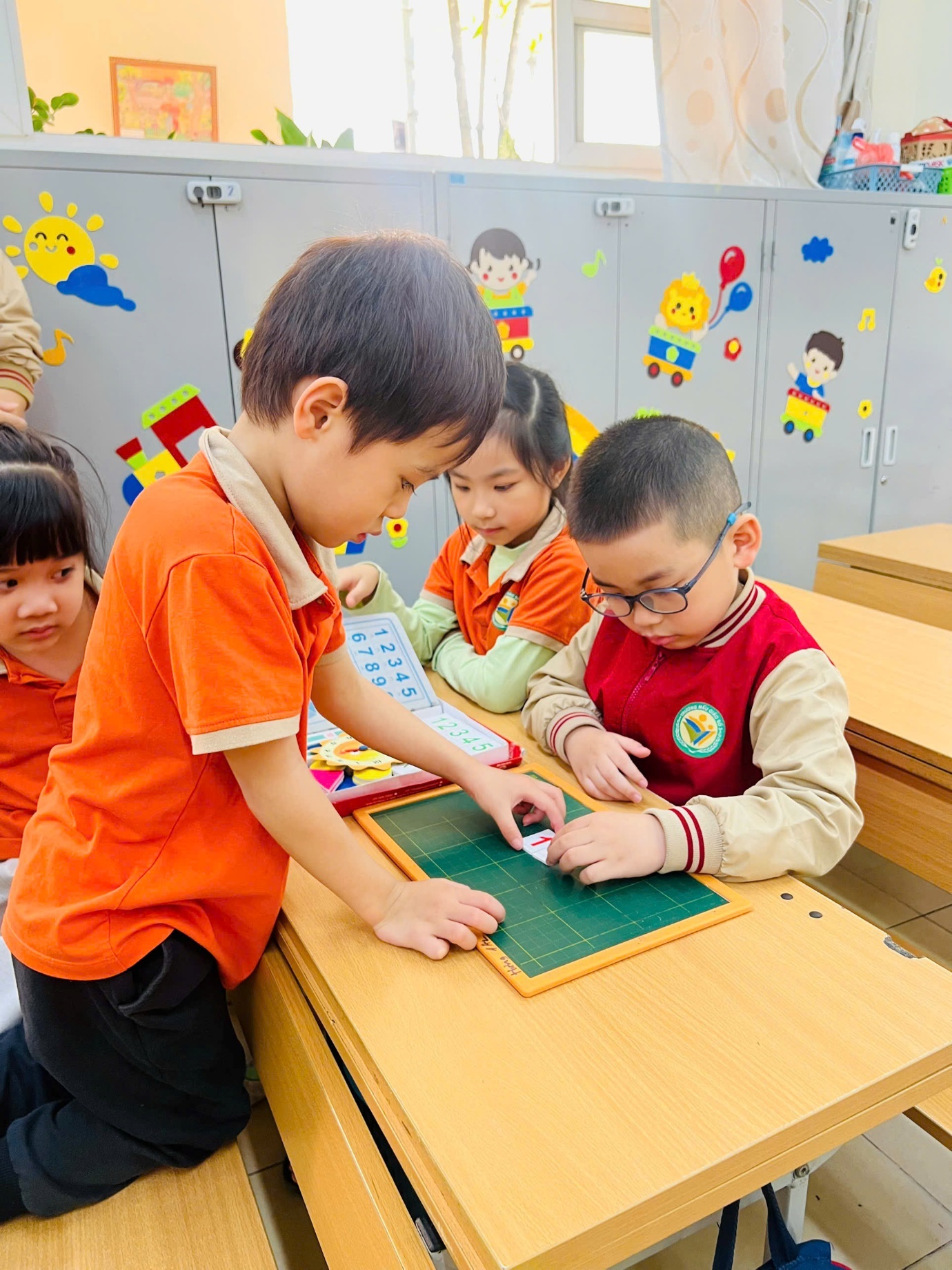 A group of children in a classroom

AI-generated content may be incorrect.