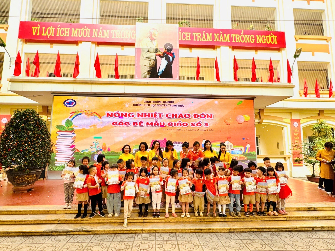 A group of children posing for a photo

AI-generated content may be incorrect.