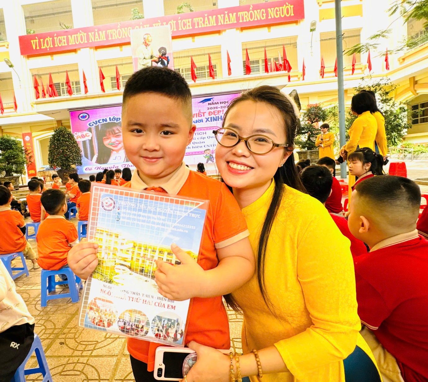 A person and a child posing for a picture

AI-generated content may be incorrect.