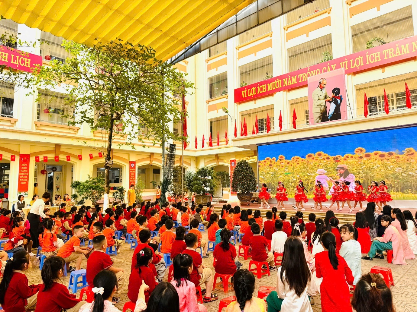 A group of people in a courtyard

AI-generated content may be incorrect.