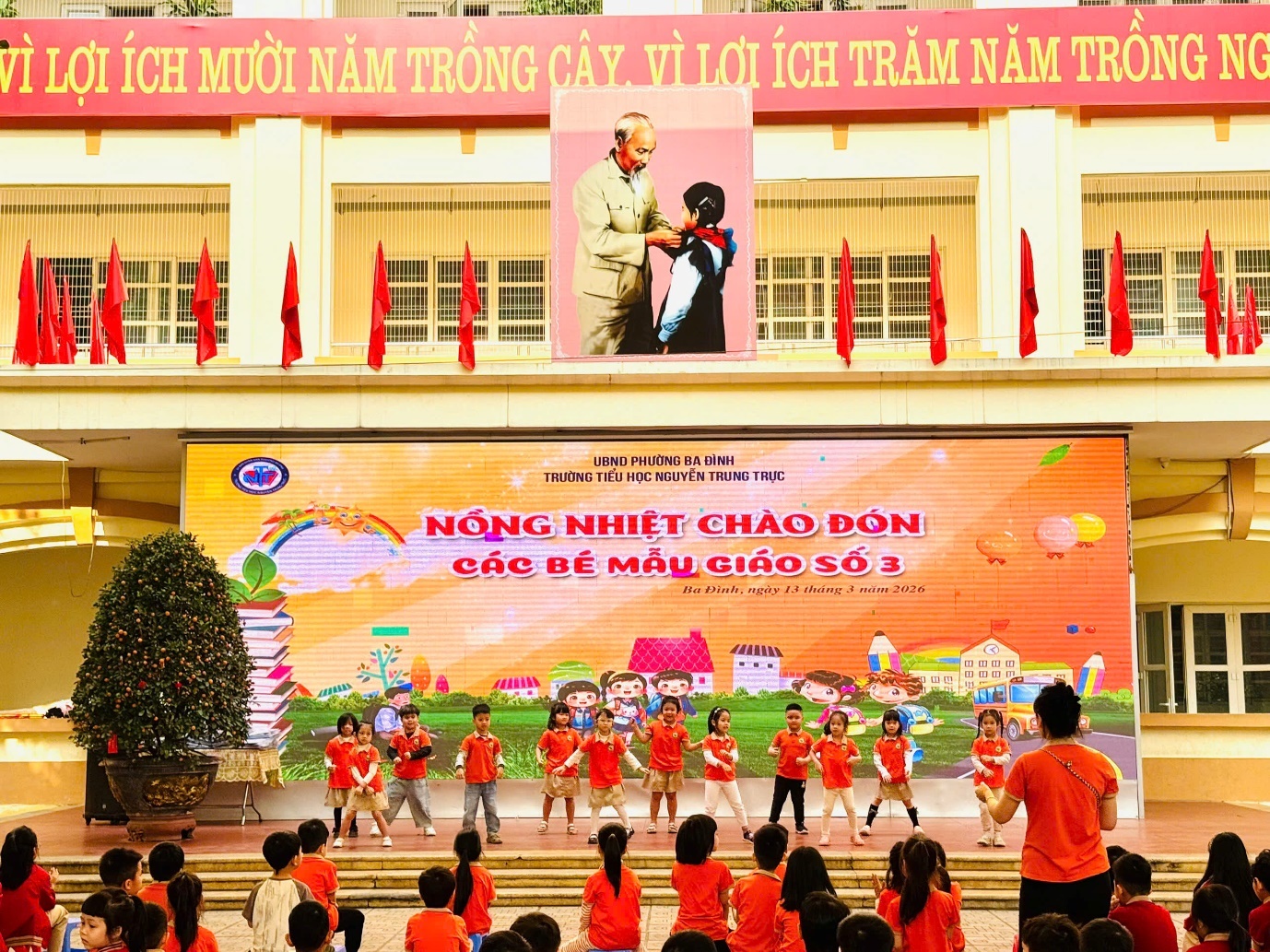 A group of children performing on stage

AI-generated content may be incorrect.