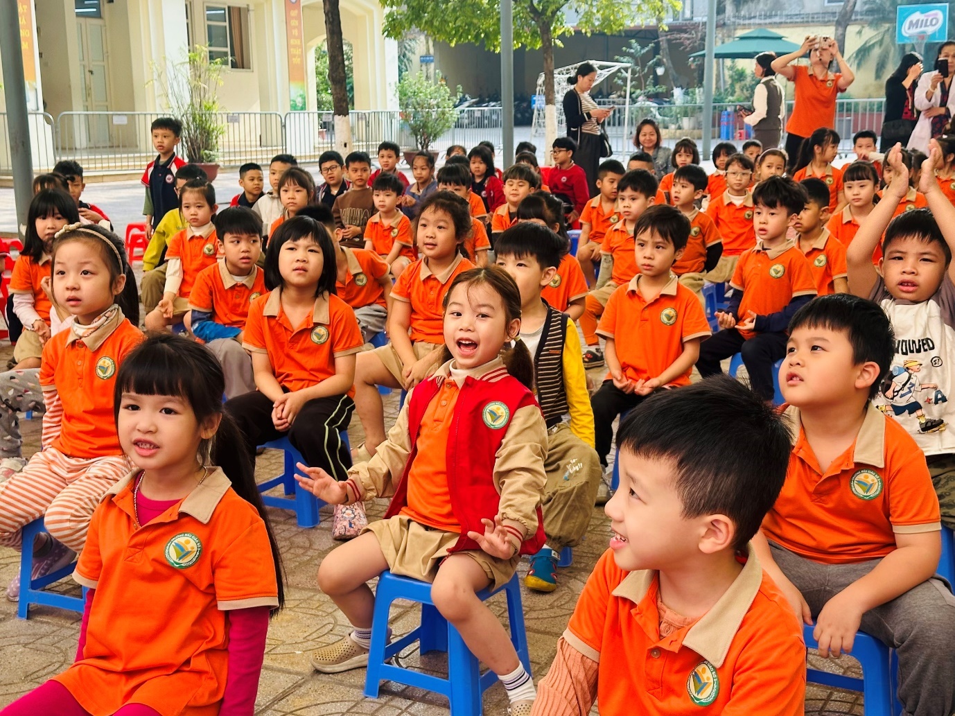 A group of children sitting on chairs

AI-generated content may be incorrect.