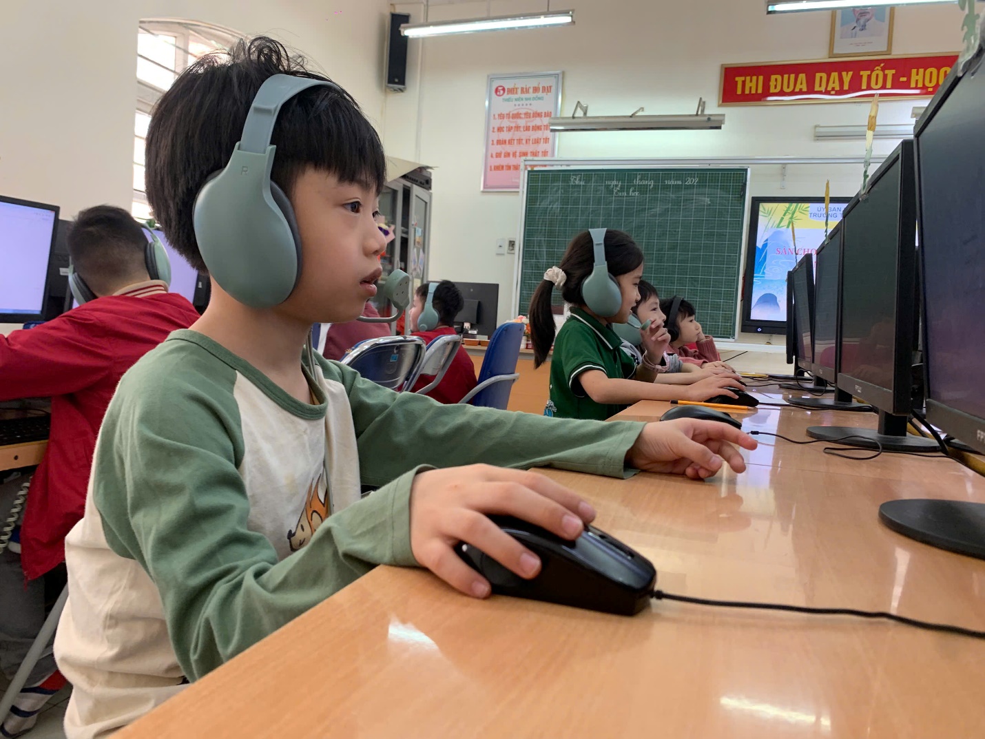 A child wearing headphones and using a computer
AI-generated content may be incorrect.