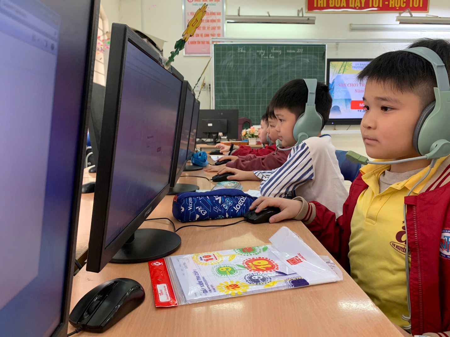 A group of kids sitting at a desk in a classroom
AI-generated content may be incorrect.