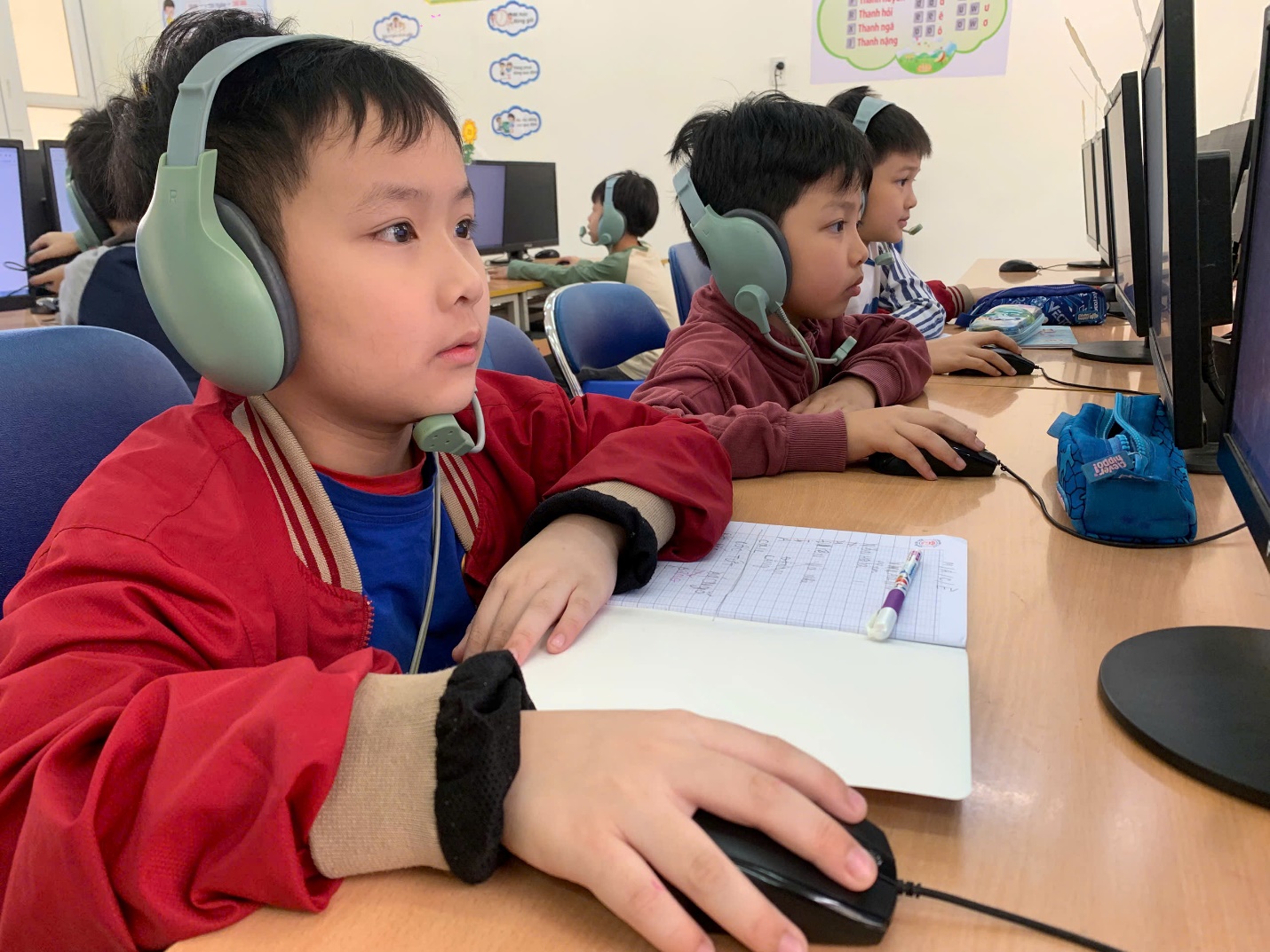 A group of kids wearing headphones
AI-generated content may be incorrect.