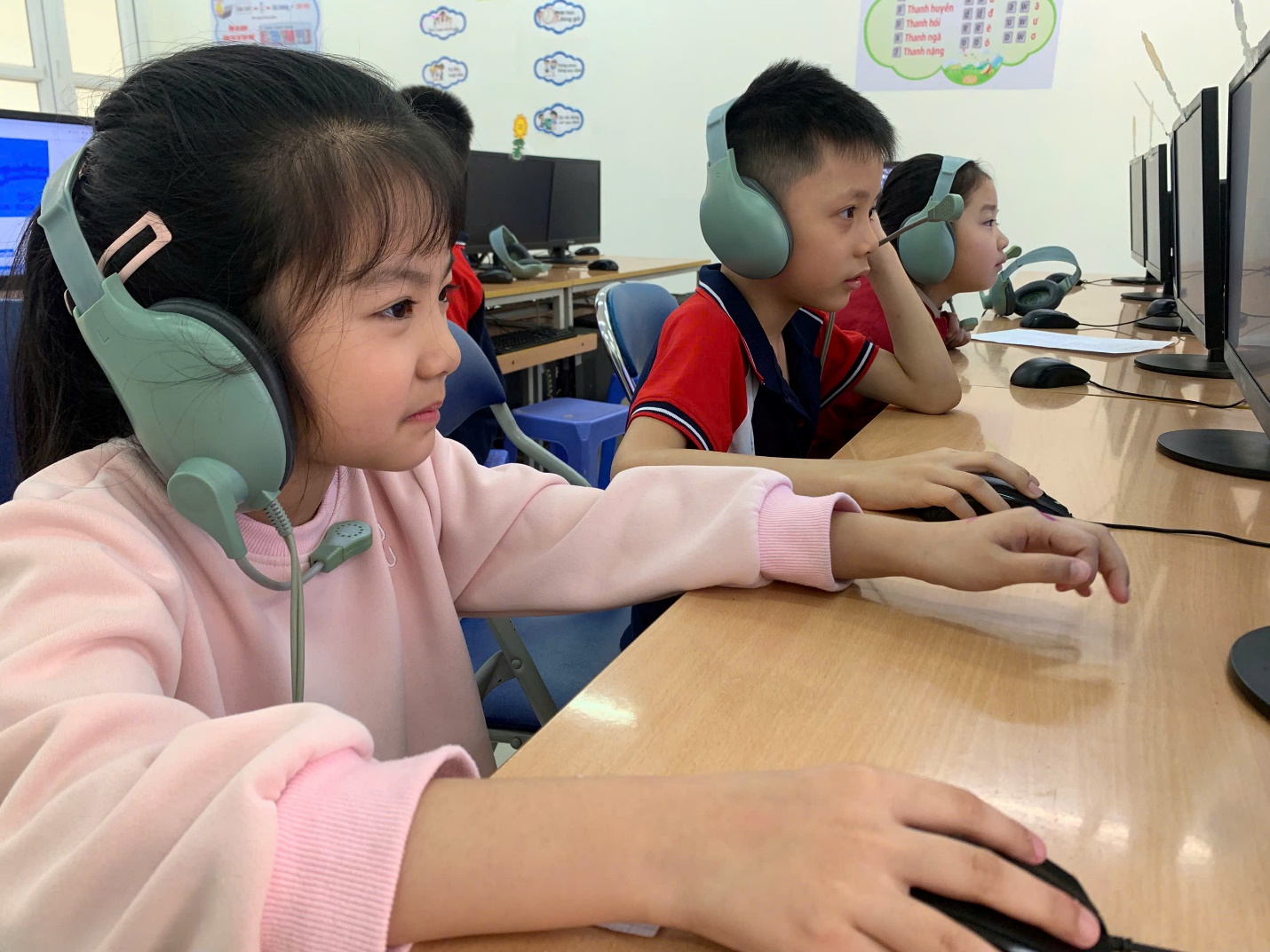 A group of children using computers
AI-generated content may be incorrect.