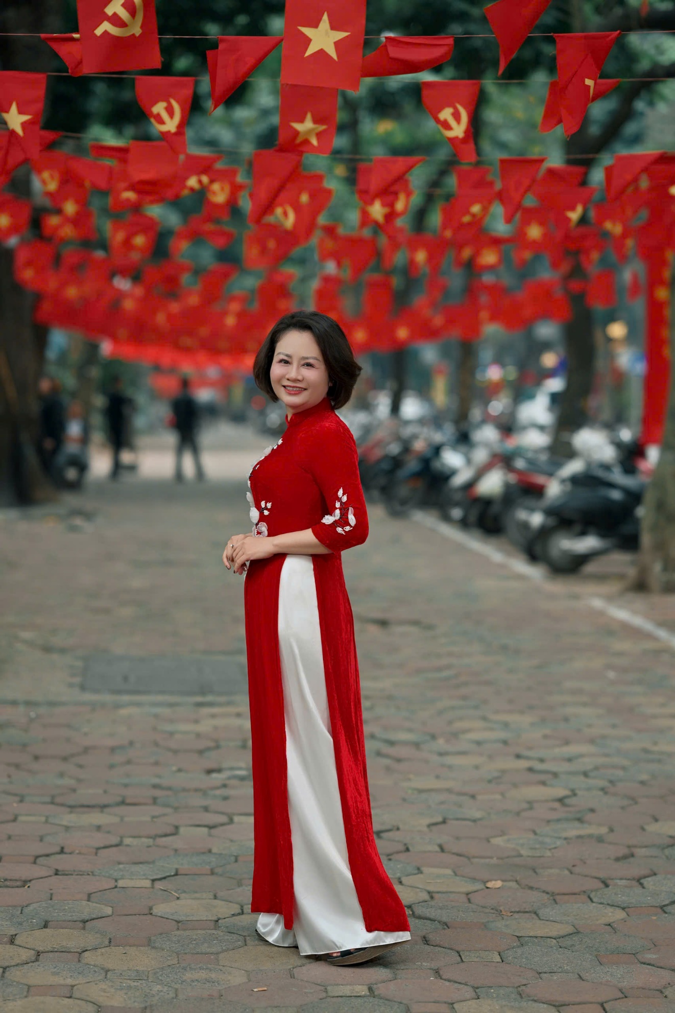 A person in a red dress

AI-generated content may be incorrect.