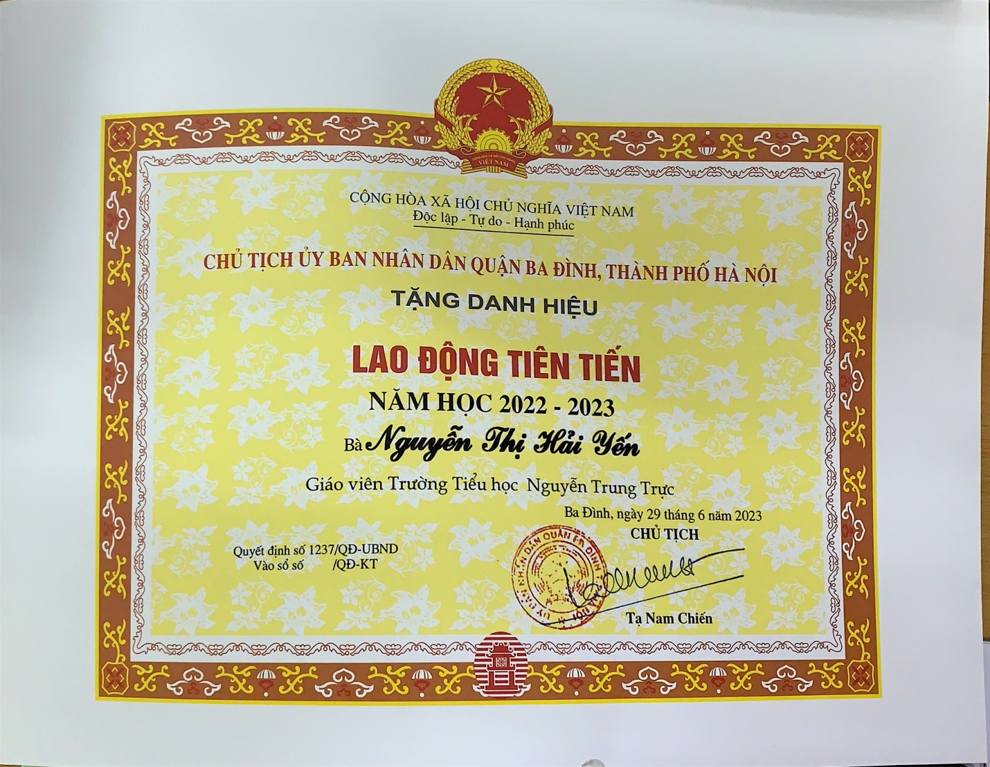 A certificate with a yellow border

AI-generated content may be incorrect.