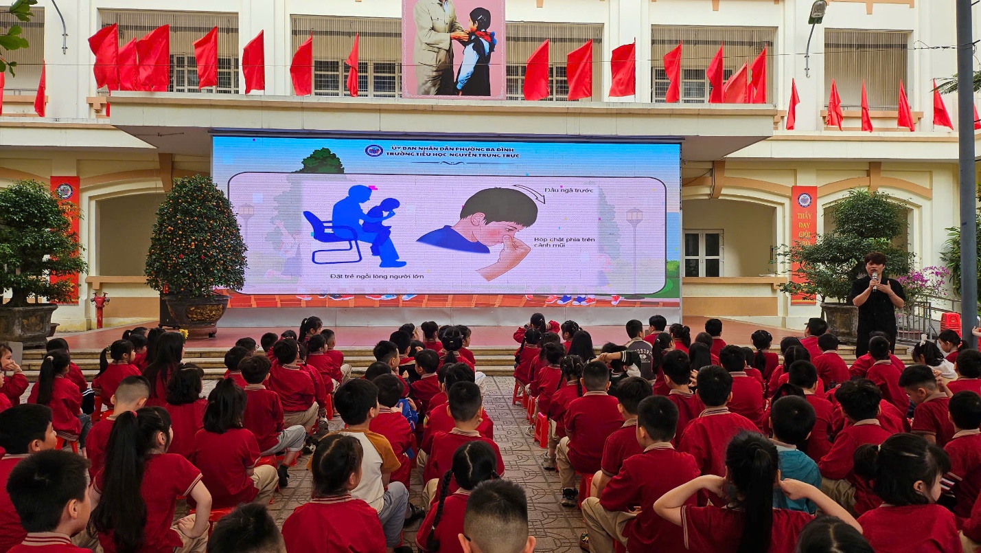 A group of children sitting in front of a large screen

AI-generated content may be incorrect.