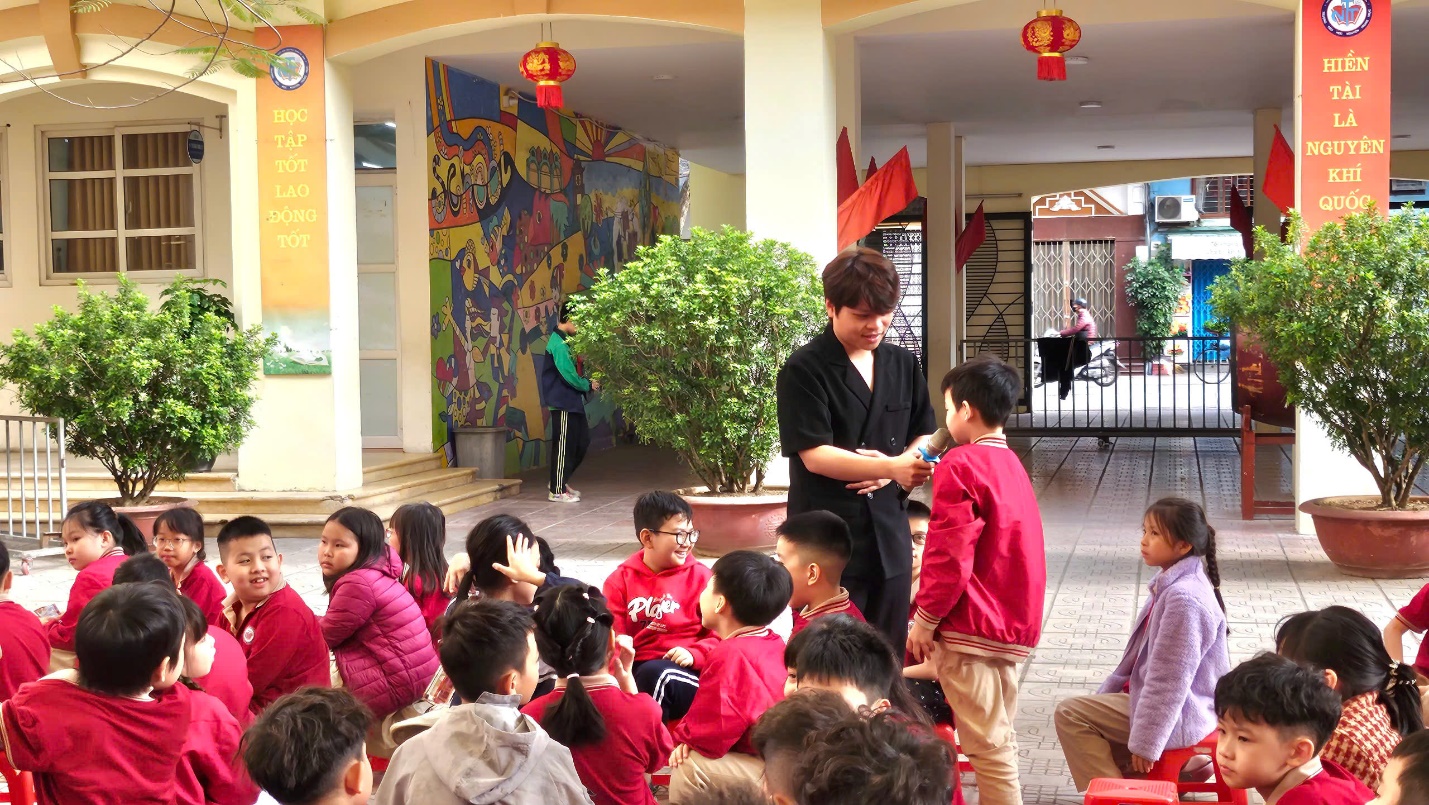 A group of children in a classroom

AI-generated content may be incorrect.