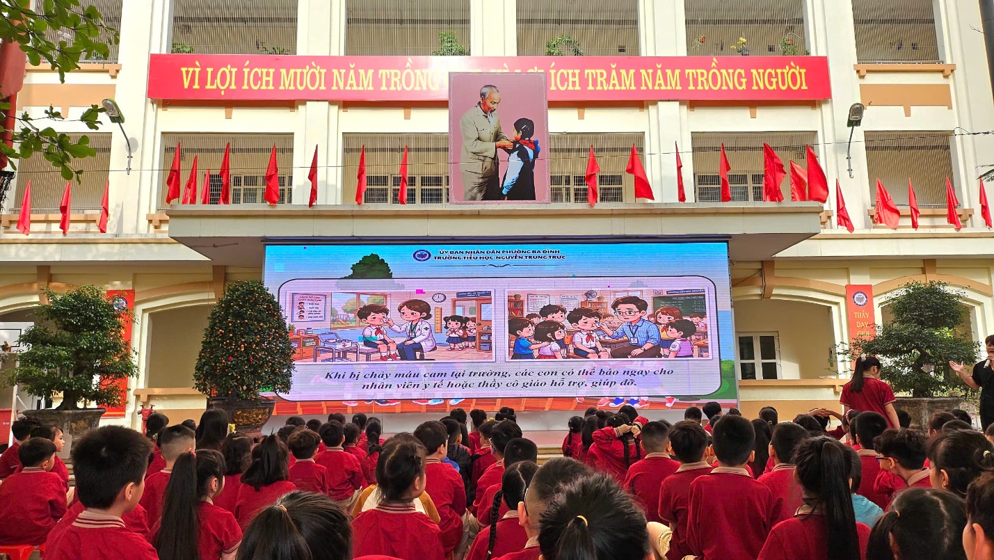 A group of people in a room

AI-generated content may be incorrect.