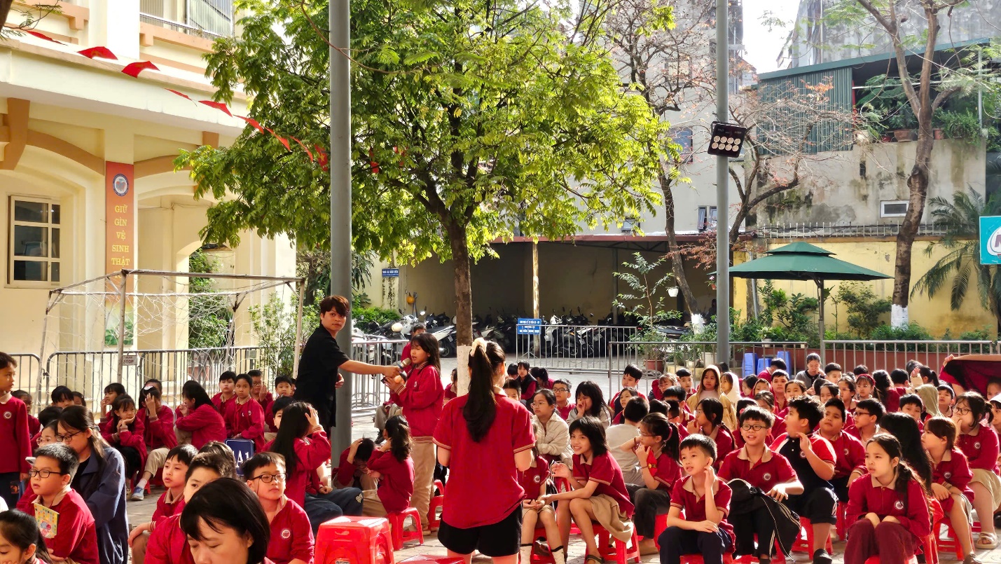 A group of children sitting on the ground

AI-generated content may be incorrect.