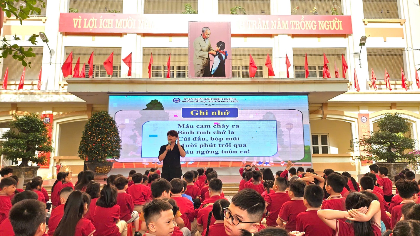 A group of people in a building

AI-generated content may be incorrect.