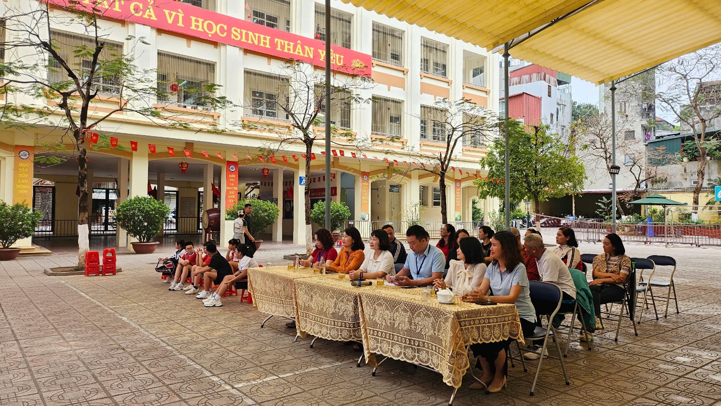 A group of people sitting at tables outside a building

AI-generated content may be incorrect.