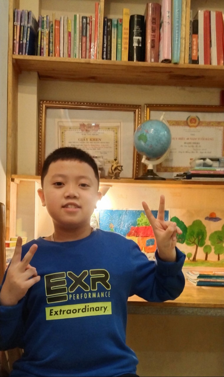 A child holding up his handsDescription automatically generated with low confidence