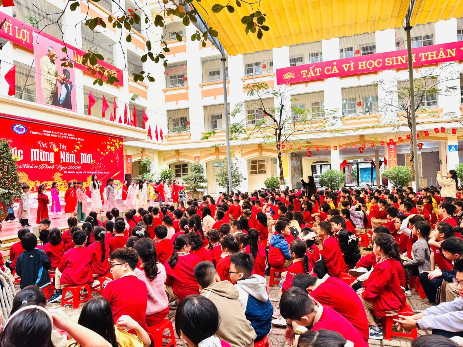 A group of people on a stageAI-generated content may be incorrect.